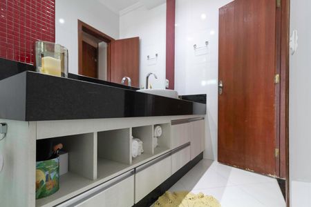 Casa à venda com 220m², 3 quartos e 2 vagasBanheiro da suíte