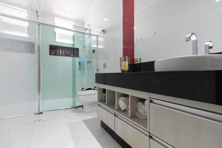 Casa à venda com 220m², 3 quartos e 2 vagasBanheiro da suíte