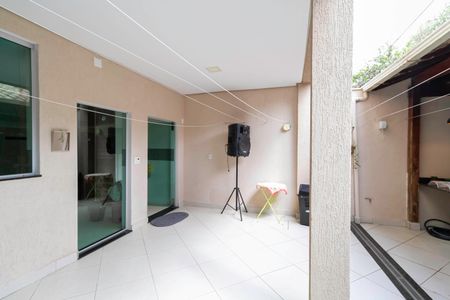 Casa à venda com 220m², 3 quartos e 2 vagasÁrea de serviço