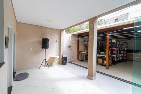 Casa à venda com 220m², 3 quartos e 2 vagasÁrea de serviço