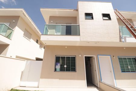 Casa de condomínio à venda com 157m², 3 quartos e 2 vagas Casa de condomínio à venda com 157m², 3 quartos e 2 vagasFachada