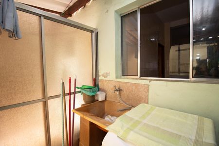 Casa à venda com 240m², 5 quartos e 2 vagas Casa à venda com 240m², 5 quartos e 2 vagasCasa 3 - Área de serviço