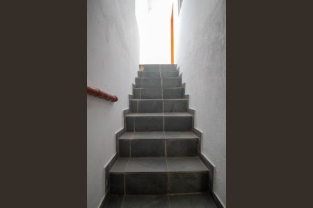 Casa à venda com 240m², 5 quartos e 2 vagas Casa à venda com 240m², 5 quartos e 2 vagasEscada