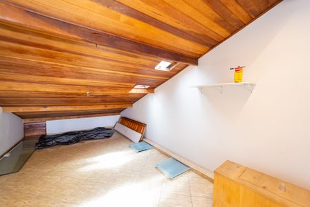 Casa à venda com 165m², 3 quartos e 5 vagas Casa à venda com 165m², 3 quartos e 5 vagasÁrea do sótão