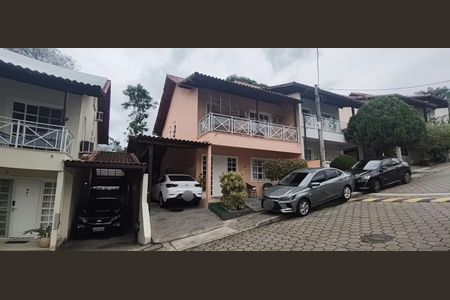 Casa de condomínio à venda com 132m², 5 quartos e 3 vagas Casa de condomínio à venda com 132m², 5 quartos e 3 vagasFachada