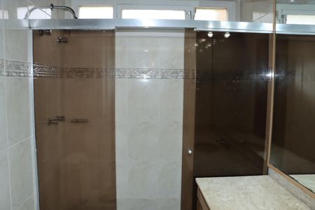 Casa de condomínio para alugar com 290m², 4 quartos e 4 vagasBanheiro da Suíte 1