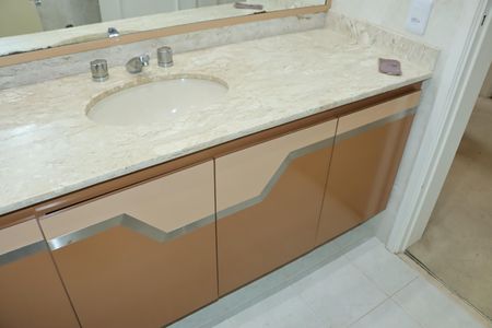 Casa de condomínio para alugar com 290m², 4 quartos e 4 vagasBanheiro da Suíte 1