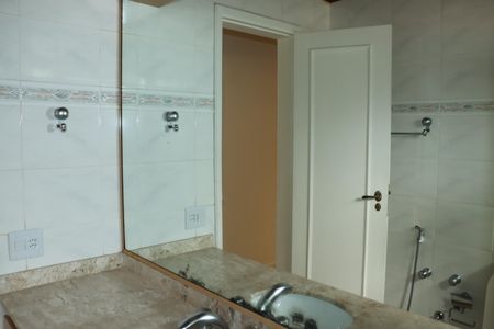 Casa de condomínio para alugar com 290m², 4 quartos e 4 vagasBanheiro da Suíte 4