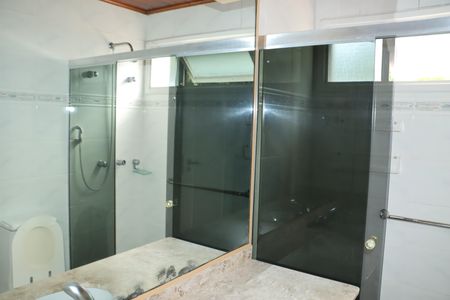 Casa de condomínio para alugar com 290m², 4 quartos e 4 vagasBanheiro da Suíte 4