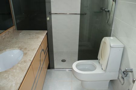 Casa de condomínio para alugar com 290m², 4 quartos e 4 vagasBanheiro da Suíte 4