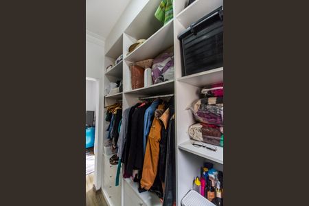 Casa de condomínio à venda com 224m², 3 quartos e 4 vagas Casa de condomínio à venda com 224m², 3 quartos e 4 vagasCloset da suíte