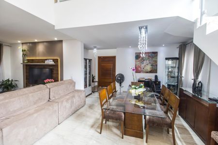 Casa de condomínio à venda com 224m², 3 quartos e 4 vagas Casa de condomínio à venda com 224m², 3 quartos e 4 vagasSala