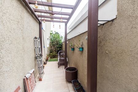 Casa de condomínio à venda com 224m², 3 quartos e 4 vagas Casa de condomínio à venda com 224m², 3 quartos e 4 vagasQuintal