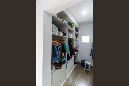 Casa de condomínio à venda com 224m², 3 quartos e 4 vagas Casa de condomínio à venda com 224m², 3 quartos e 4 vagasCloset da suíte