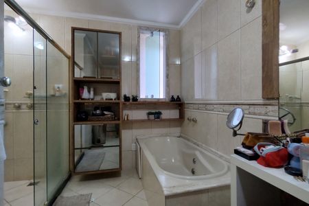 Casa de condomínio à venda com 485m², 4 quartos e 5 vagasBanheiro da Suíte 2