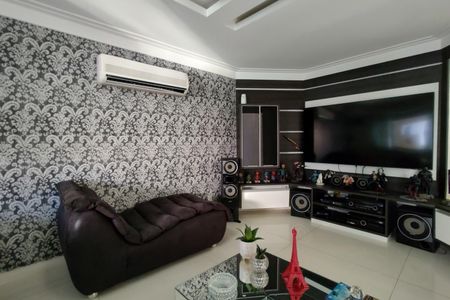 Casa de condomínio à venda com 485m², 4 quartos e 5 vagasSala de TV