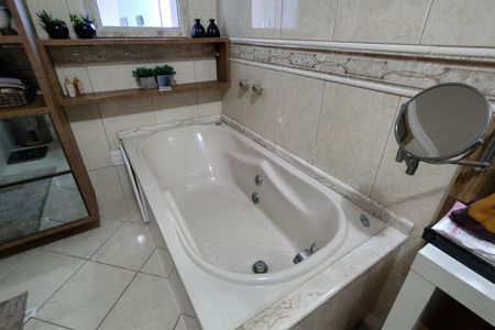 Casa de condomínio à venda com 485m², 4 quartos e 5 vagasBanheiro da Suíte 2