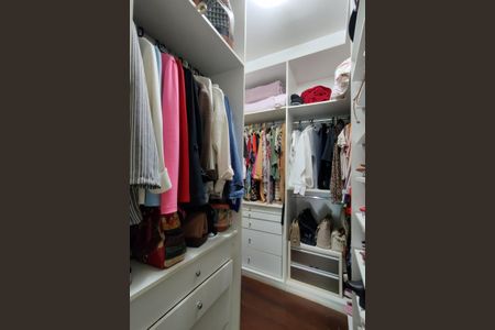 Casa de condomínio à venda com 485m², 4 quartos e 5 vagasCloset da suíte 2