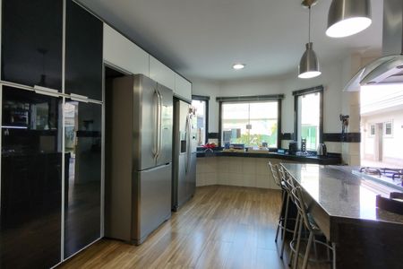 Casa de condomínio à venda com 485m², 4 quartos e 5 vagasCozinha - Armários