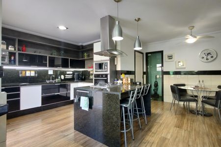 Casa de condomínio à venda com 485m², 4 quartos e 5 vagasCozinha - Armários