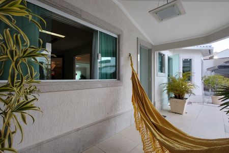 Casa de condomínio à venda com 485m², 4 quartos e 5 vagasVaranda