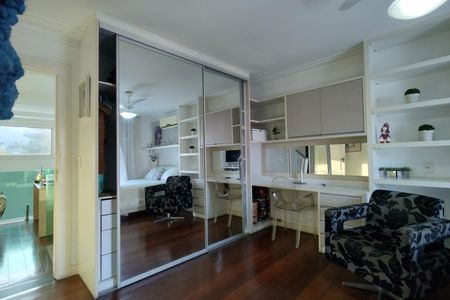 Casa de condomínio à venda com 485m², 4 quartos e 5 vagasCloset do quarto 4