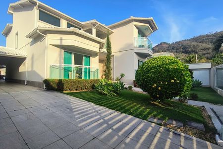 Casa de condomínio à venda com 485m², 4 quartos e 5 vagasFachada