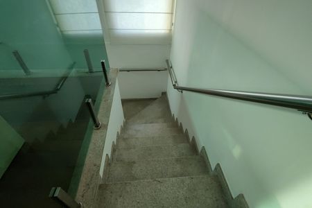 Casa de condomínio à venda com 485m², 4 quartos e 5 vagasEscada