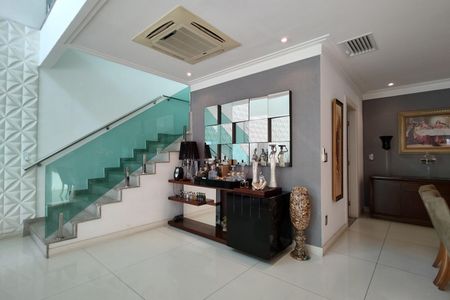 Casa de condomínio à venda com 485m², 4 quartos e 5 vagasSala