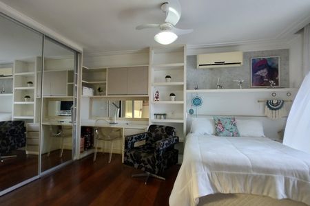 Casa de condomínio à venda com 485m², 4 quartos e 5 vagasCloset do quarto 4