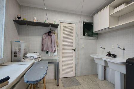 Casa de condomínio à venda com 485m², 4 quartos e 5 vagasÁrea de Serviço