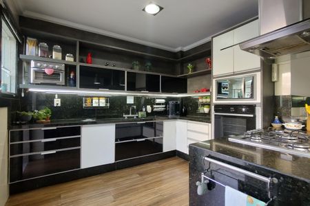 Casa de condomínio à venda com 485m², 4 quartos e 5 vagasCozinha - Armários