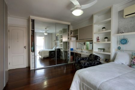 Casa de condomínio à venda com 485m², 4 quartos e 5 vagasCloset do quarto 4