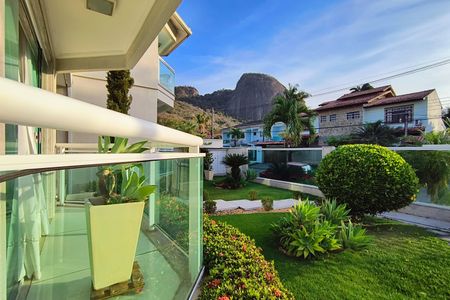 Casa de condomínio à venda com 485m², 4 quartos e 5 vagasQuintal