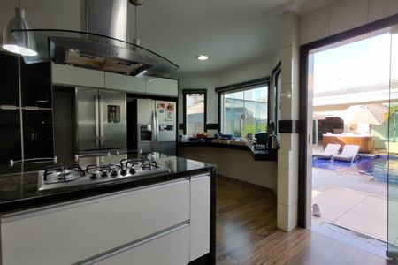 Casa de condomínio à venda com 485m², 4 quartos e 5 vagasCozinha - Armários