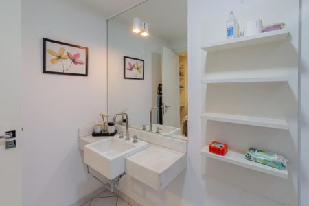 Apartamento à venda com 212m², 4 quartos e 3 vagas Apartamento à venda com 212m², 4 quartos e 3 vagasBanheiro da Suíte 2