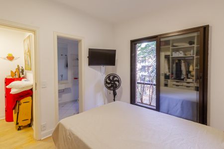 Apartamento à venda com 212m², 4 quartos e 3 vagas Apartamento à venda com 212m², 4 quartos e 3 vagasSuíte 2