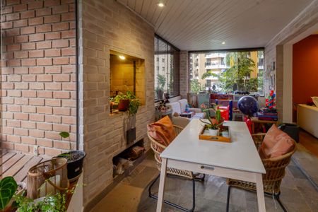 Apartamento à venda com 212m², 4 quartos e 3 vagas Apartamento à venda com 212m², 4 quartos e 3 vagasSala