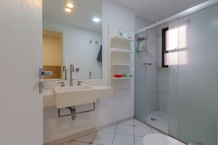 Apartamento à venda com 212m², 4 quartos e 3 vagas Apartamento à venda com 212m², 4 quartos e 3 vagasBanheiro da Suíte 2