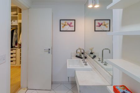 Apartamento à venda com 212m², 4 quartos e 3 vagas Apartamento à venda com 212m², 4 quartos e 3 vagasBanheiro da Suíte 2