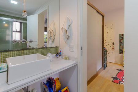 Apartamento à venda com 212m², 4 quartos e 3 vagas Apartamento à venda com 212m², 4 quartos e 3 vagasBanheiro da Suíte 1