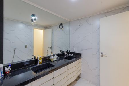 Apartamento à venda com 212m², 4 quartos e 3 vagas Apartamento à venda com 212m², 4 quartos e 3 vagasBanheiro da Suíte 3