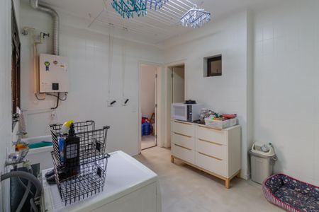 Apartamento à venda com 212m², 4 quartos e 3 vagas Apartamento à venda com 212m², 4 quartos e 3 vagasÁrea de Serviço