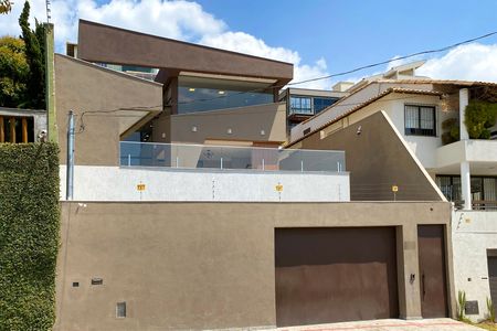 Casa à venda com 420m², 5 quartos e 7 vagas Casa à venda com 420m², 5 quartos e 7 vagasFachada