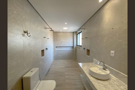 Casa à venda com 420m², 5 quartos e 7 vagas Casa à venda com 420m², 5 quartos e 7 vagasBanheiro da Suíte 1
