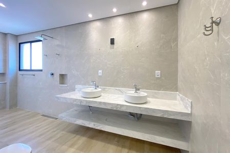 Casa à venda com 420m², 5 quartos e 7 vagas Casa à venda com 420m², 5 quartos e 7 vagasBanheiro da Suíte 1