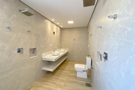 Casa à venda com 420m², 5 quartos e 7 vagas Casa à venda com 420m², 5 quartos e 7 vagasBanheiro da Suíte 1