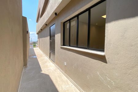 Casa à venda com 420m², 5 quartos e 7 vagas Casa à venda com 420m², 5 quartos e 7 vagasCorredor lateral