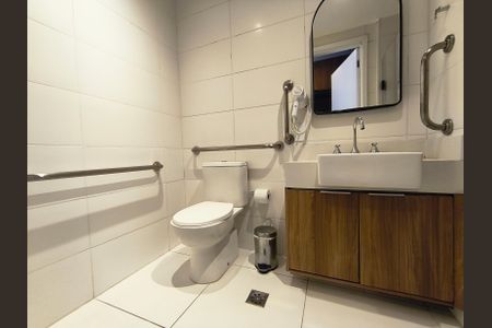 Banheiro de kitnet/studio para alugar com 1 quarto, 50m² em Vila Mariana, São Paulo