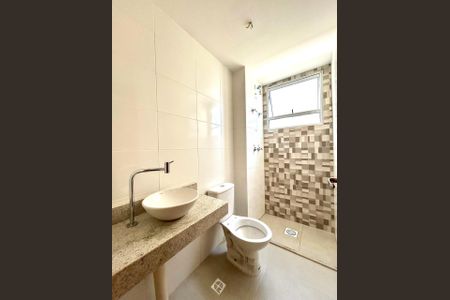 Banheiro de apartamento à venda com 2 quartos, 70m² em Camaquã, Porto Alegre